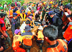 32 dead, 76 still missing in central Indonesia mudslide