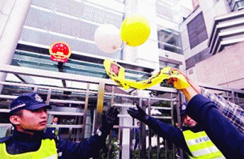 HK police arrest democracy protesters after clash