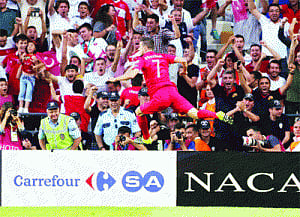 oranje left red faced