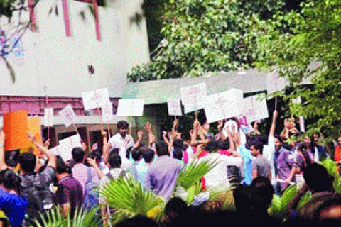 It's 'AAP' test at Delhi University