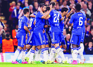 Barcelona draw at Roma, Bayern, Chelsea win openers