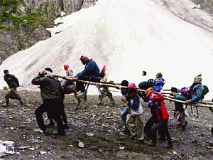 SC succour to Army porters on border