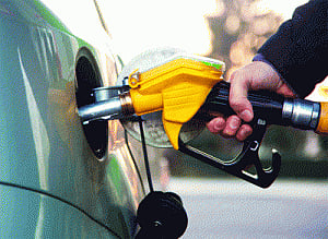 Upgrade technology & deliver accurate fuel, Maha Govt tells oil cos