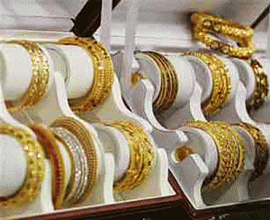 Gold tumbles Rs 260 on weak global cues, off 1-month high