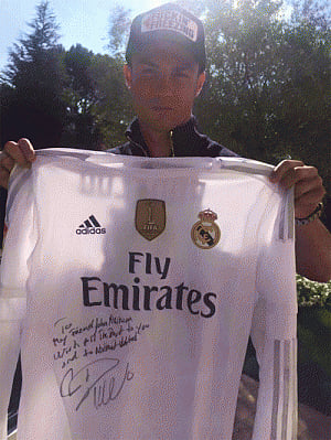 Ronaldo gifts John Abraham signed jersey