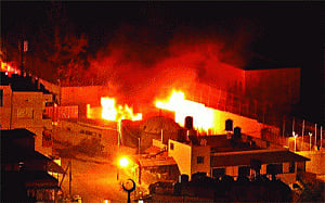 Palestinians torch Jewish shrine
