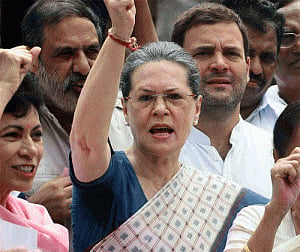 Sonia, Rahul meet Prez, accuse Modi govt of sinister campaign