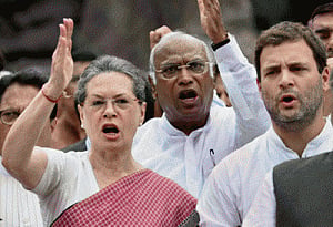 PM being 'dictatorial': say Sonia, Rahul
