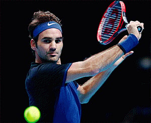 Federer ends Djokovic's winning streak at ATP Finals