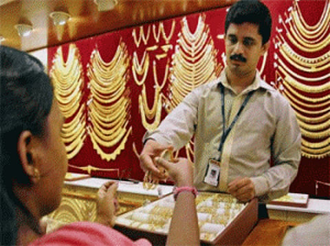 Gold hangs on to gains, adds Rs 120 on global cues