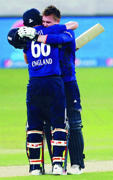 Buttler, Roy guide Eng to 355/5