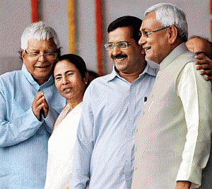 lalu 'pulled and hugged' me at Nitish oath, says Kejriwal