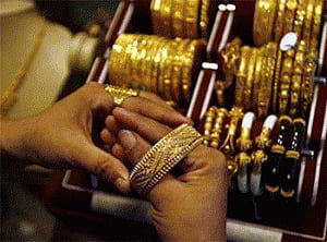 Gold tumbles Rs 100 on global cues, silver plunges too