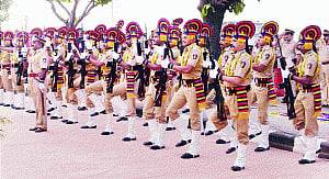 Mumbaikars pay tribute to martyrs