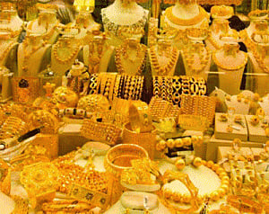 Gold falls back on global cues; subdued demand