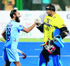 India seal semifinal berth