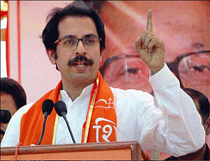 Uddhav directs Sena MPs to be aggressive in Parliament