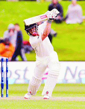NZ take 308-run lead over Sl