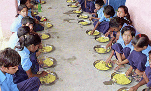 Mid day meals of poor quality: CAG