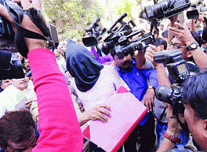 Husband held for conspiring to murder sculptor