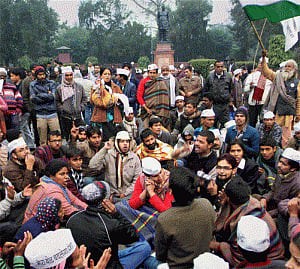 Delhi govt bureaucrats on mass leave agst suspension order