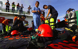 'Searchers may have located tail of crashed AirAsia plane'
