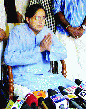 'Bereaved husband' Tharoor seeks fair probe