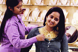 Gold regains Rs28,000 mark on seasonal demand, global cues