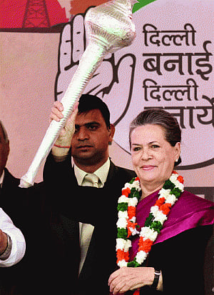 Sonia warns voters against 'pracharak and dharnebaaz'