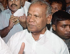 Manjhi, Uma praise each other