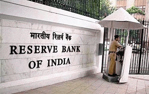 RBI keeps key rate unchanged, cuts SlR