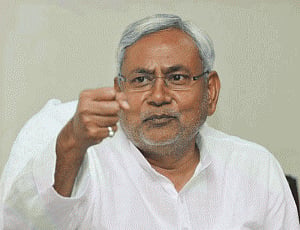 Nitish accuses BJP of "clandestinely" helping CM Manjhi