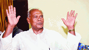 Manjhi asks lalu, Nitish to accept his leadership