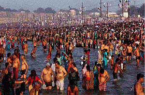 Devotees take holy dip in Godavari on 'Mahashivratri'