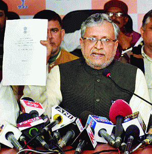 JD(U) cracks whip on 7 Manjhi Ministers