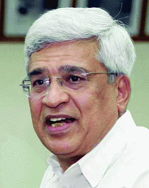 Pinarayi out, VS defies party ultimatum