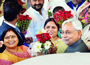 Nitish wins trust vote, Manjhi aides fall in line