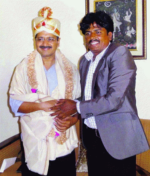 Fighting fit Kejri resumes work