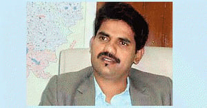 Sonia asks Karnataka CM to hand over probe into IAS officer's death to CBI