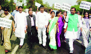 BJP Mayors protest against AAP Govt
