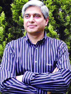Author of Slumdog Millionnaire is next MEA spokesman