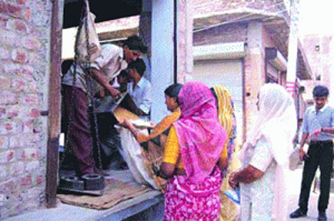 Kejri unveils e-ration to curb graft in PDS