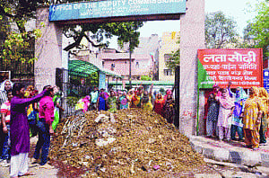 Wary of losing vote bank, Kejri Govt to bail out EDMC, NMC