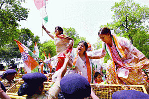Sonia deems it unfit to comment; workers hit roof over Giriraj slur
