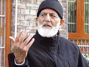 Geelani holds rally after 5 yrs as supporters greet him with Pak flags