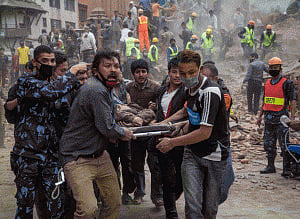 Fresh tremors jolt Nepal as death toll mounts to 2,200