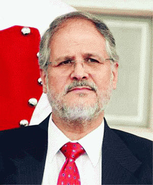 Delhi lG asks ministers, officials to refer all files to him