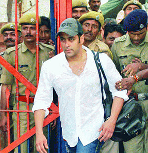 TREAT SAlMAN AS ORDINARY CITIZEN: lAWYER