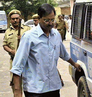 Satyam case: court reserves order on Raju's plea till May 11