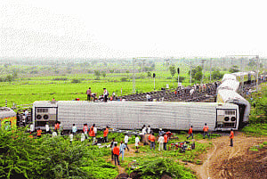 2 killed, 7 hurt as Duronto derails in K'taka